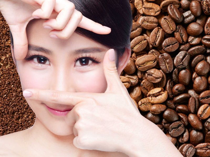 Giảm quầng thâm và bọng mắt là một trong những công dụng làm đẹp của Caffeine