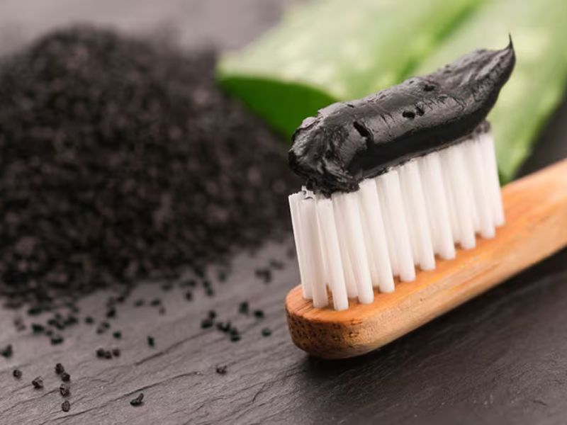 Kem đánh răng với bột than hoạt tính cũng mang đến những lợi ích vượt trội cho răng