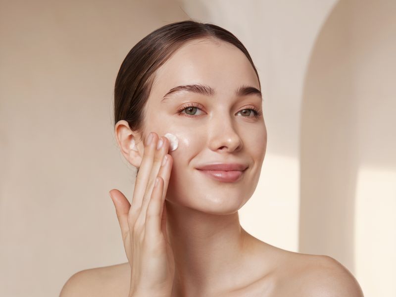 Công dụng làm đẹp của Alpha-Bisabolol: Làm dịu, chống viêm và dưỡng ẩm cho da.