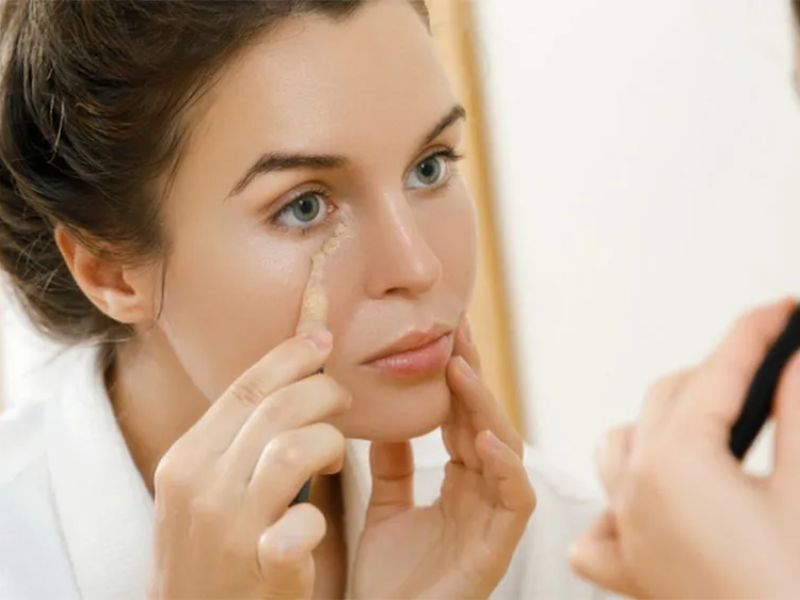 Kết hợp với mỹ phẩm trang điểm để kiềm dầu