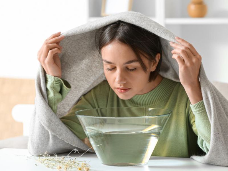 Xông mặt với tinh dầu tràm trà